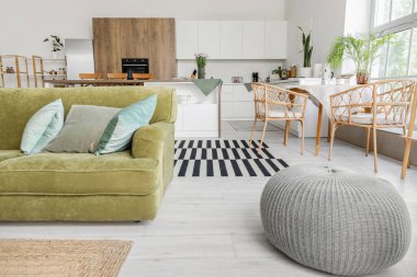 Işıl ışıl yeşil kanepeli açık mutfak ve puf.