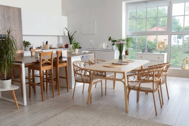 Yemek masası ve adası olan açık planlı bir mutfak.