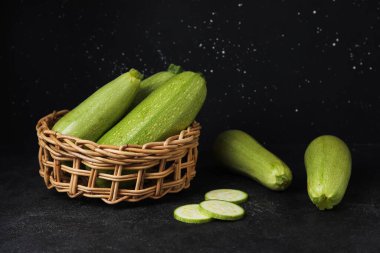 Arka planda taze kabak olan hasır sepet.