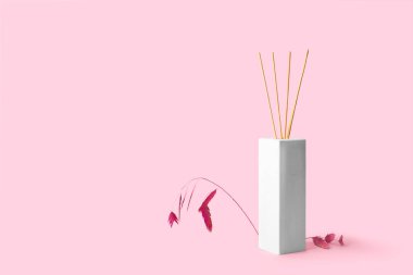 Pembe arka planda çiçek kamış ayırıcı