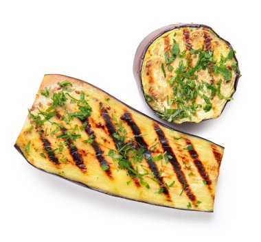 Beyaz arka planda leziz ızgara patlıcanlar.