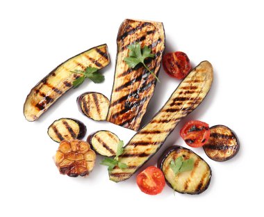 Beyaz arka planda leziz ızgara patlıcan, sarımsak ve domates.