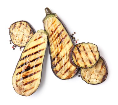 Beyaz arka planda leziz ızgara patlıcanlar.