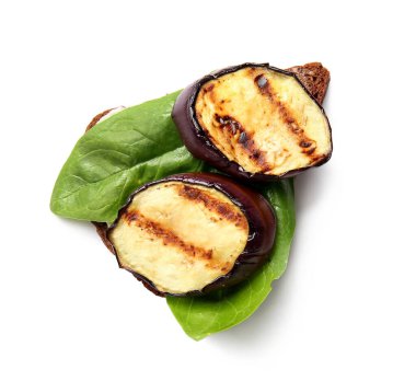 Beyaz arka planda leziz ızgara patlıcanlı tost.