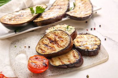 Hafif arka planda leziz ızgara patlıcanlar.