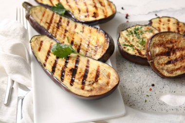 Hafif arka planda leziz ızgara patlıcanlar.