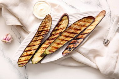 Hafif arka planda leziz ızgara patlıcan tabağı, üst manzara.