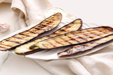 Hafif arka planda leziz ızgara patlıcan tabağı.