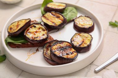 Hafif arka planda ızgara patlıcanlı tost.