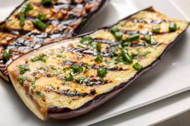 Lezzetli ızgara patlıcan tabağı, yakın plan.