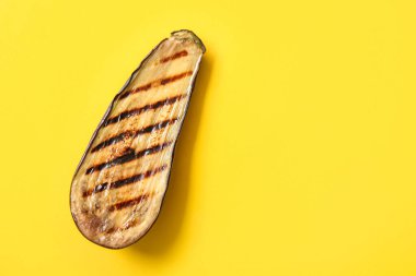 Sarı arka planda leziz ızgara patlıcan.