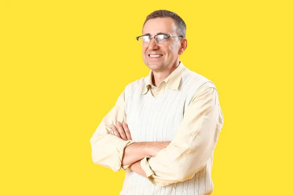 Reifer Mann Mit Brille Auf Gelbem Hintergrund — Stockfoto