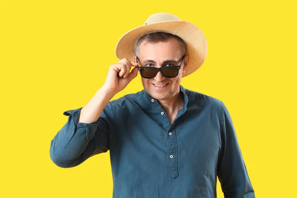 Reifer Mann Mit Sonnenbrille Auf Gelbem Hintergrund — Stockfoto