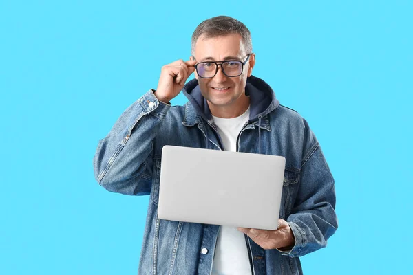 Reifer Mann Mit Brille Und Laptop Auf Blauem Hintergrund — Stockfoto