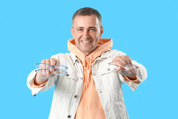 Volwassen Man Met Bril Blauwe Achtergrond — Stockfoto