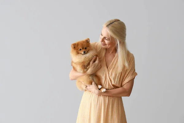 Ältere Frau Mit Pommerschem Hund Auf Hellem Hintergrund — Stockfoto
