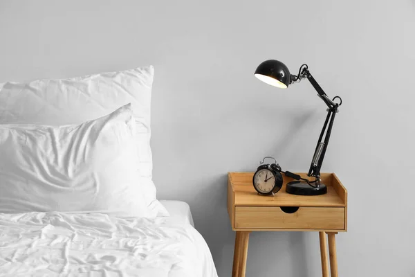 Réveil Avec Lampe Incandescente Sur Table Dans Chambre Lumineuse — Photo