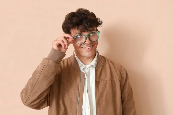 Young Man Stylish Eyeglasses Beige Background — Stock Photo, Image