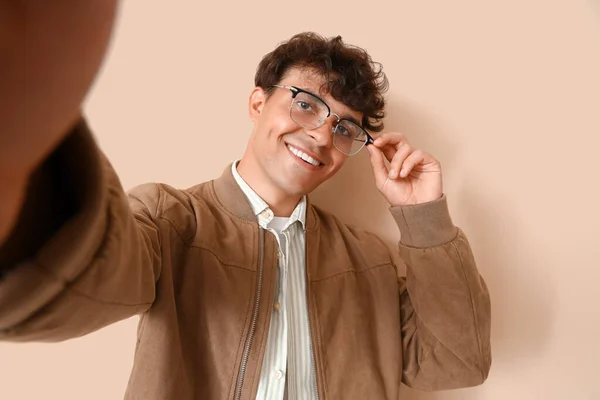 Jovem Óculos Elegantes Tirando Selfie Fundo Bege — Fotografia de Stock