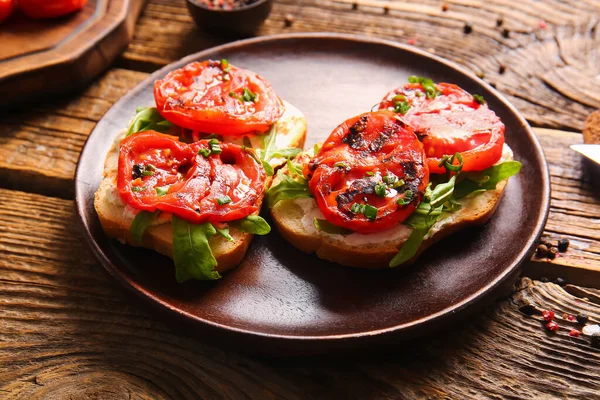 Plaat Van Sandwiches Met Lekkere Gegrilde Tomaten Arugula Houten Ondergrond — Stockfoto