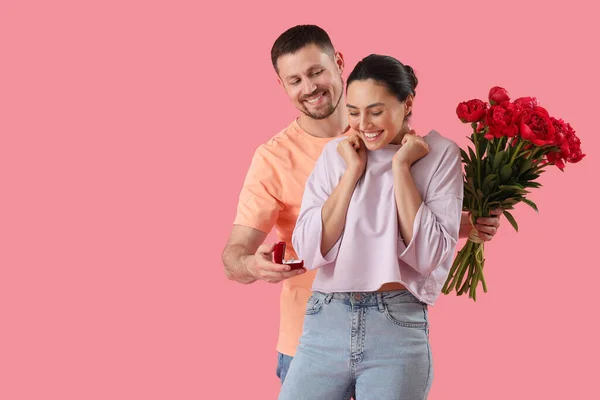 Young Man Flowers Proposing His Girlfriend Pink Background — Stock Photo, Image