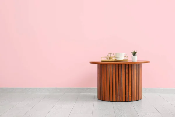 Wooden Журнальный Столик Houseplant Tray Чашка Около Розовой Стены — стоковое фото