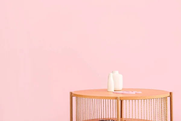 Wooden Coffee Table Vases Pink Wall — Stock Photo, Image
