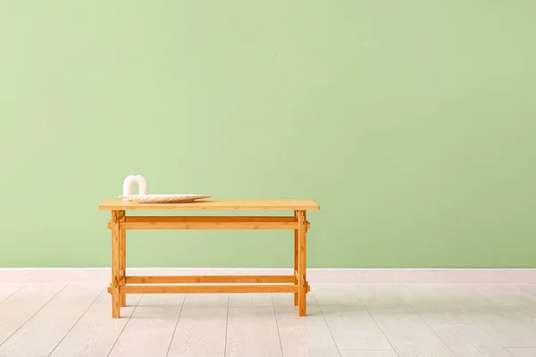 Dřevěný Stůl Porcelánovou Mísou Zelené Stěny — Stock fotografie