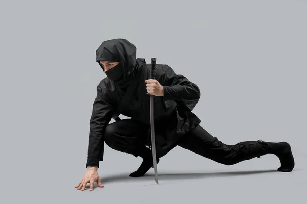 Ninja Macho Con Espada Sobre Fondo Gris — Foto de Stock