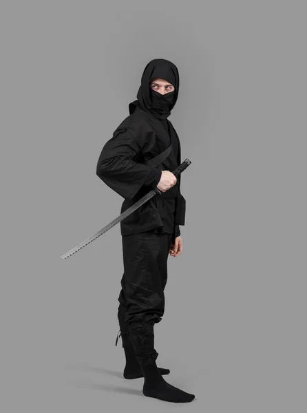 Gri Arka Planda Kılıcı Olan Erkek Ninja — Stok fotoğraf