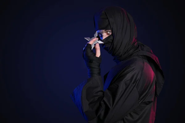 Muž Ninja Shuriken Černém Pozadí — Stock fotografie