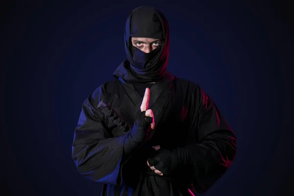 Ninja Masculino Com Espada Fundo Preto — Fotografia de Stock