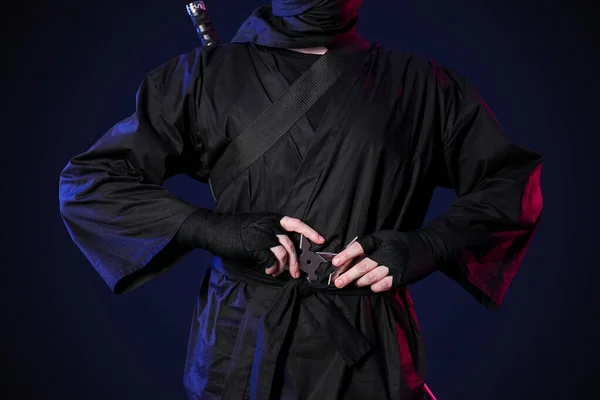 Ninja Macho Con Shurikens Sobre Fondo Negro — Foto de Stock