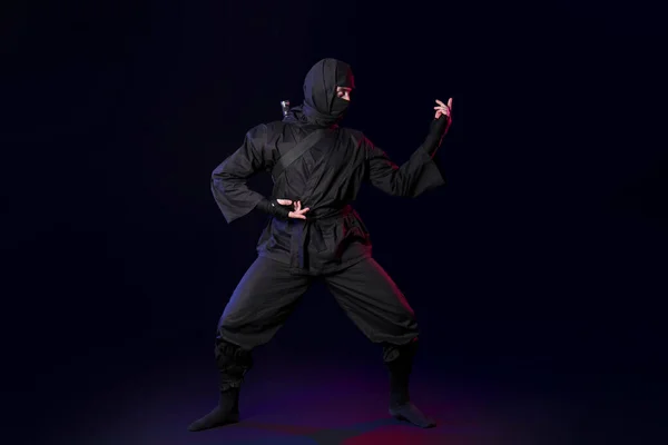 Muž Ninja Černém Pozadí — Stock fotografie