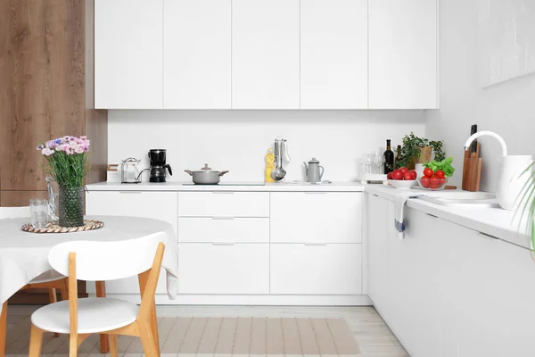Interieur Van Moderne Keuken Met Bloemen Eettafel — Stockfoto