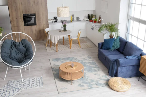 Interior Moderna Cozinha Plano Aberto Com Sofá Elegante Poltrona Mesa — Fotografia de Stock