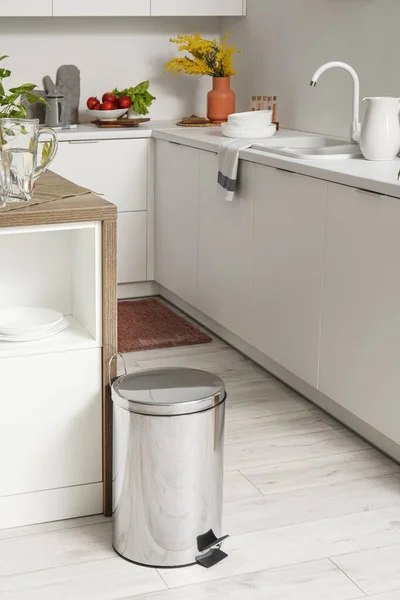 Sampah Logam Dekat Meja Bagian Dalam Dapur Modern — Stok Foto