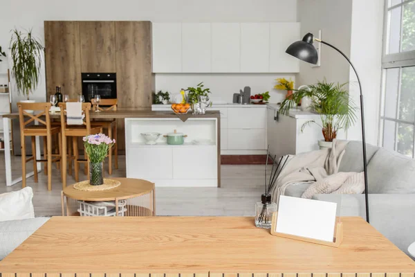 Leere Fotorahmen Und Rohrdiffusoren Auf Holztisch Inneren Der Offenen Küche — Stockfoto