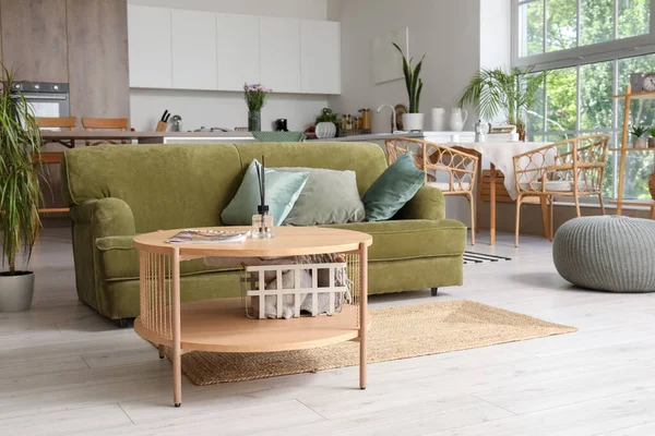 Innenraum Der Hellen Offenen Küche Mit Grünem Sofa Und Couchtisch — Stockfoto