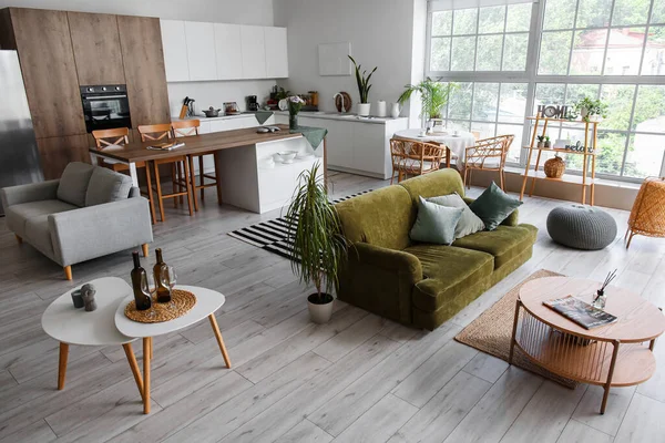 Innenraum Der Hellen Offenen Küche Mit Grünem Sofa Und Couchtisch — Stockfoto