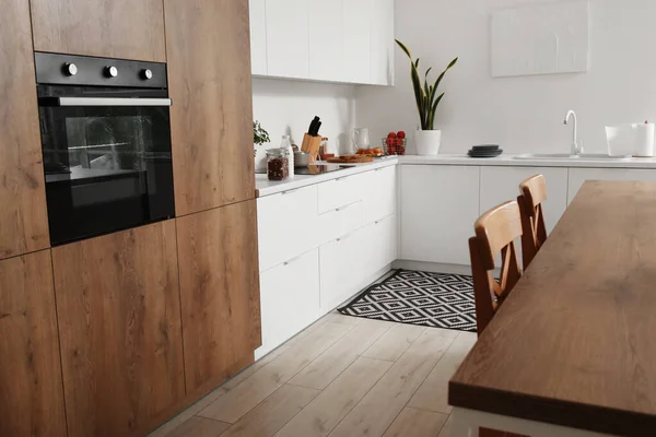 Interior Cozinha Leve Com Balcões Brancos Ilha Forno Integrado — Fotografia de Stock