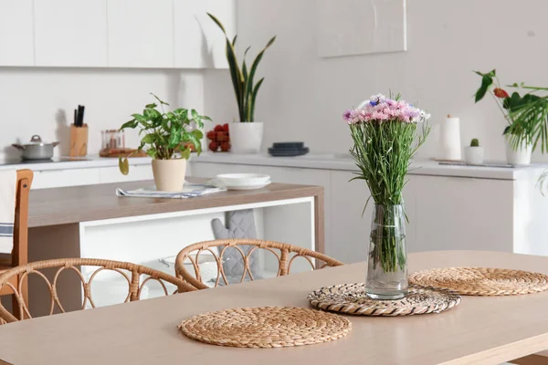 부엌에서 식탁에 아름다운 옥수수 꽃으로 씻으라 — 스톡 사진