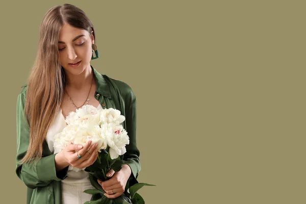 Vacker Ung Kvinna Med Bukett Pion Blommor Grön Bakgrund — Stockfoto