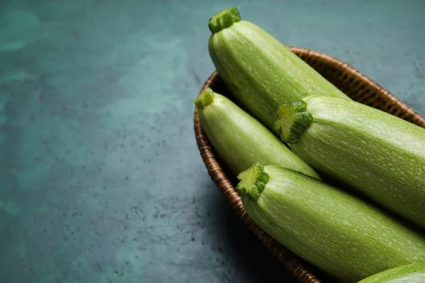 Wicker Korg Med Färsk Zucchini Grön Bakgrund — Stockfoto