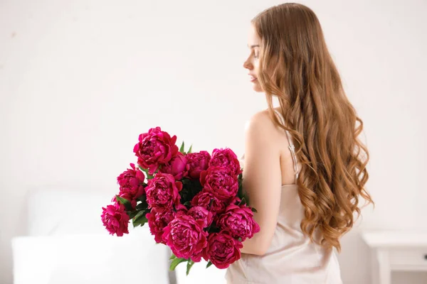 Jeune Femme Avec Bouquet Fleurs Pivoine Dans Chambre — Photo