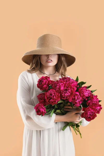 Belle Jeune Femme Avec Bouquet Fleurs Pivoine Sur Fond Beige — Photo
