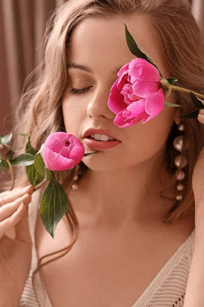 Krásná Mladá Žena Pivoňkami Květiny Detailní Záběr — Stock fotografie