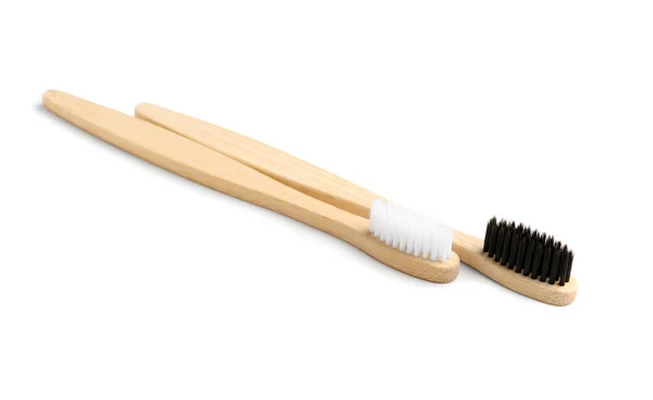 Diferentes Escovas Dentes Bambu Fundo Branco — Fotografia de Stock