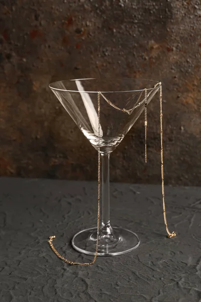 Siyah Masanın Üzerinde Güzel Zincirli Kolye Olan Martini Bardağı — Stok fotoğraf