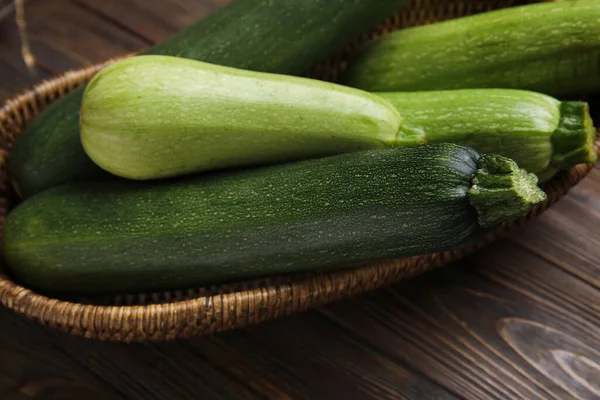 Wicker Skål Med Färsk Grön Zucchini Trä Bakgrund — Stockfoto